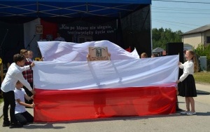 Szkoła w Marzyszu z Patronką i Sztandarem (2)
