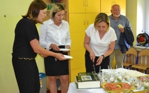 Szkoła w Marzyszu z Patronką i Sztandarem (3)