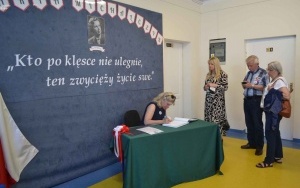 Szkoła w Marzyszu z Patronką i Sztandarem (4)