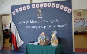 Szkoła w Marzyszu z Patronką i Sztandarem (3)