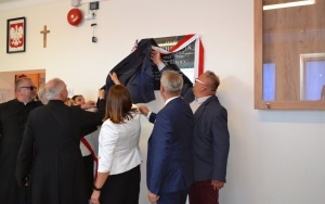 Szkoła w Marzyszu z Patronką i Sztandarem (1)