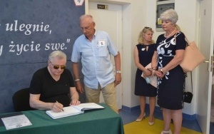 Szkoła w Marzyszu z Patronką i Sztandarem (3)