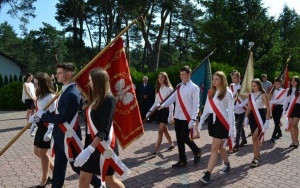 Szkoła w Marzyszu z Patronką i Sztandarem (1)