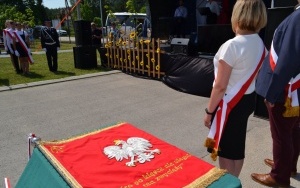 Szkoła w Marzyszu z Patronką i Sztandarem (3)