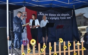 Szkoła w Marzyszu z Patronką i Sztandarem (4)