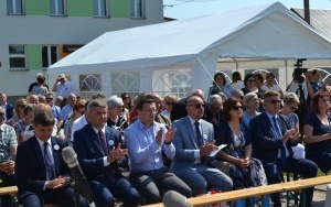 Szkoła w Marzyszu z Patronką i Sztandarem (1)