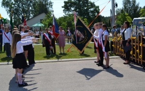 Szkoła w Marzyszu z Patronką i Sztandarem (2)