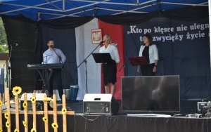 Szkoła w Marzyszu z Patronką i Sztandarem (4)