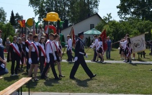 Szkoła w Marzyszu z Patronką i Sztandarem (5)