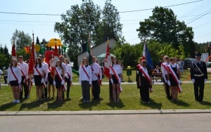 Szkoła w Marzyszu z Patronką i Sztandarem (6)