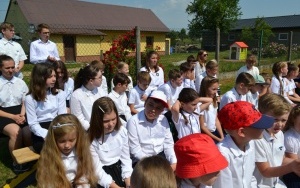Szkoła w Marzyszu z Patronką i Sztandarem (7)