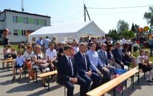 Szkoła w Marzyszu z Patronką i Sztandarem (2)