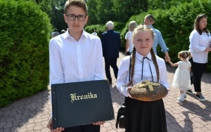 Szkoła w Marzyszu z Patronką i Sztandarem (4)