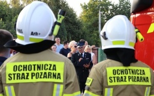 Strażacy ochotnicy z nowym wozem (1)