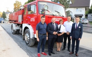 Strażacy ochotnicy z nowym wozem (2)