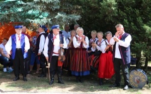 Powiatowy Przegląd Zespołów Folklorystycznych i Solistów w Chmielniku  (1)