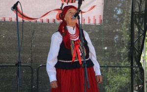 Powiatowy Przegląd Zespołów Folklorystycznych i Solistów w Chmielniku  (5)