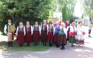 Powiatowy Przegląd Zespołów Folklorystycznych i Solistów w Chmielniku  (3)
