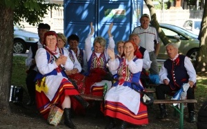 Powiatowy Przegląd Zespołów Folklorystycznych i Solistów w Chmielniku  (2)