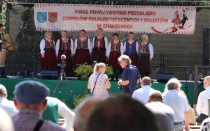 Powiatowy Przegląd Zespołów Folklorystycznych i Solistów w Chmielniku  (4)