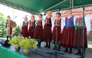 Powiatowy Przegląd Zespołów Folklorystycznych i Solistów w Chmielniku  (1)