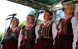 Powiatowy Przegląd Zespołów Folklorystycznych i Solistów w Chmielniku  (2)