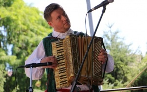 Powiatowy Przegląd Zespołów Folklorystycznych i Solistów w Chmielniku  (3)