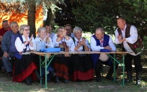 Powiatowy Przegląd Zespołów Folklorystycznych i Solistów w Chmielniku  (1)