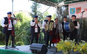 Powiatowy Przegląd Zespołów Folklorystycznych i Solistów w Chmielniku  (2)