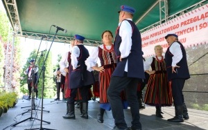 Powiatowy Przegląd Zespołów Folklorystycznych i Solistów w Chmielniku  (4)