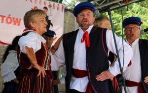 Powiatowy Przegląd Zespołów Folklorystycznych i Solistów w Chmielniku  (1)