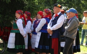 Powiatowy Przegląd Zespołów Folklorystycznych i Solistów w Chmielniku  (1)