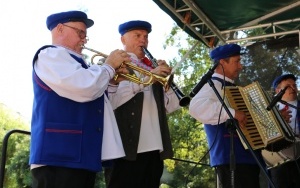 Powiatowy Przegląd Zespołów Folklorystycznych i Solistów w Chmielniku  (2)