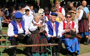 Powiatowy Przegląd Zespołów Folklorystycznych i Solistów w Chmielniku  (5)