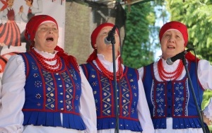 Powiatowy Przegląd Zespołów Folklorystycznych i Solistów w Chmielniku  (2)