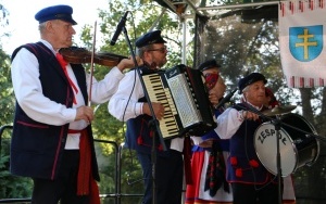 Powiatowy Przegląd Zespołów Folklorystycznych i Solistów w Chmielniku  (2)