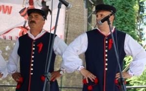 Powiatowy Przegląd Zespołów Folklorystycznych i Solistów w Chmielniku  (2)