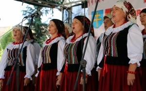 Powiatowy Przegląd Zespołów Folklorystycznych i Solistów w Chmielniku  (2)