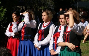 Powiatowy Przegląd Zespołów Folklorystycznych i Solistów w Chmielniku  (4)