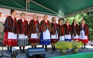 Powiatowy Przegląd Zespołów Folklorystycznych i Solistów w Chmielniku  (5)