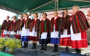 Powiatowy Przegląd Zespołów Folklorystycznych i Solistów w Chmielniku  (2)