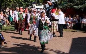Powiatowy Przegląd Zespołów Folklorystycznych i Solistów w Chmielniku  (4)