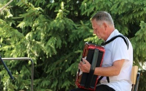 Powiatowy Przegląd Zespołów Folklorystycznych i Solistów w Chmielniku  (1)