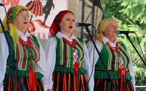 Powiatowy Przegląd Zespołów Folklorystycznych i Solistów w Chmielniku  (2)