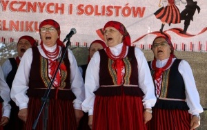 Powiatowy Przegląd Zespołów Folklorystycznych i Solistów w Chmielniku  (4)