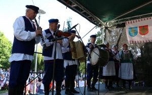 Powiatowy Przegląd Zespołów Folklorystycznych i Solistów w Chmielniku  (2)