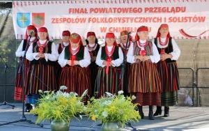 Powiatowy Przegląd Zespołów Folklorystycznych i Solistów w Chmielniku  (5)