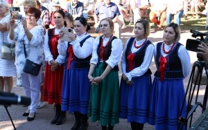 Powiatowy Przegląd Zespołów Folklorystycznych i Solistów w Chmielniku  (3)