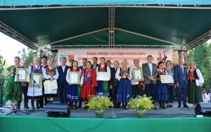 Powiatowy Przegląd Zespołów Folklorystycznych i Solistów w Chmielniku  (1)