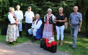 Powiatowy Przegląd Zespołów Folklorystycznych i Solistów w Chmielniku  (5)